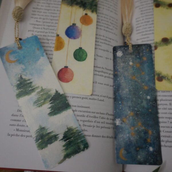 Marque page Marque-page Bookmark Noël Christmas Winter Hiver 2023 Aquarelle Aquarell Aquarela Handmade Paint Painting Sapin Houx Gui Orange Pop corn Constellation Mystique Décoration Booklover Marque pages Livre Lecture Hello mon Amour hellomonamour