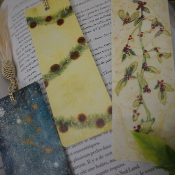 Marque page Marque-page Bookmark Noël Christmas Winter Hiver 2023 Aquarelle Aquarell Aquarela Handmade Paint Painting Sapin Houx Gui Orange Pop corn Constellation Mystique Décoration Booklover Marque pages Livre Lecture Hello mon Amour hellomonamour