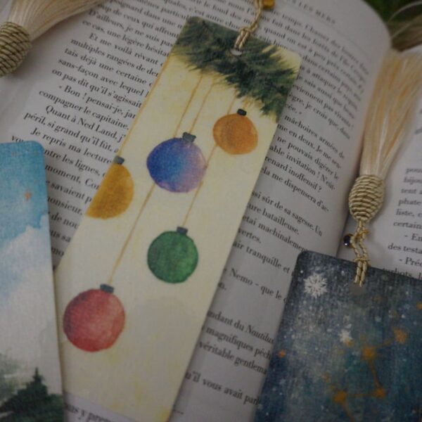 Marque page Marque-page Bookmark Noël Christmas Winter Hiver 2023 Aquarelle Aquarell Aquarela Handmade Paint Painting Sapin Houx Gui Orange Pop corn Constellation Mystique Décoration Booklover Marque pages Livre Lecture Hello mon Amour hellomonamour