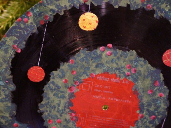Vinyle Guirlande de Noël Christmas garland Tombée nuit Vinyle peint à la main Décoration Nuit Dusk Twilight Nighttime Flower Fall Autumn Acrylic Acrylique painting Vynil Hello mon Amour hellomonamour gift