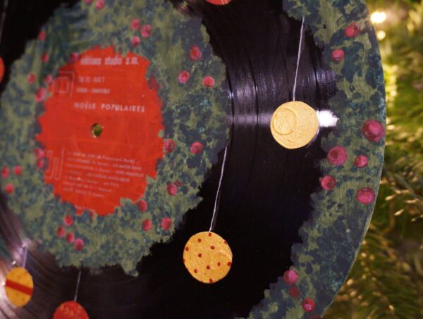 Vinyle Guirlande de Noël Christmas garland Tombée nuit Vinyle peint à la main Décoration Nuit Dusk Twilight Nighttime Flower Fall Autumn Acrylic Acrylique painting Vynil Hello mon Amour hellomonamour gift