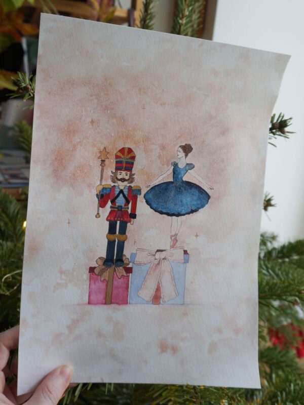 Nutcracker ballet Casse-Noisette Tchaikovsky Aquarelle Aquarela Aquarell Watercolor ballerina jouet gift toys toy world ballerine presents noeuds noel christmas étoiles paillettes glitter paint peinture painting handmade print hellomonamour hellomonamour.fr hello mon amour artist art aquarelle casse-noisette, illustration ballerine Noël, peinture de Noël artisanale, décoration festive unique, cadeau artistique pour Noël, ambiance magique aquarelle, illustration décorative vintage, casse-noisette et ballerine aquarelle