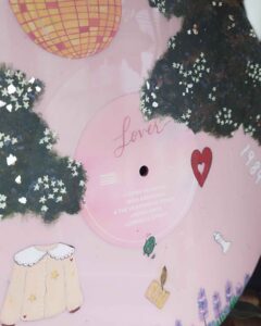 Vinyle Taylor Swift Swifties custom painted ciel rose romantique nuages étoiles lunes paillettes glitter clouds sky view pink neon Vinyle peint à la main Acrylic Acrylique painting Vynil Hello mon Amour hellomonamour gift