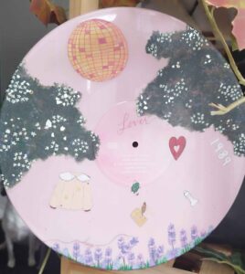 Vinyle Taylor Swift Swifties custom painted ciel rose romantique nuages étoiles lunes paillettes glitter clouds sky view pink neon Vinyle peint à la main Acrylic Acrylique painting Vynil Hello mon Amour hellomonamour gift