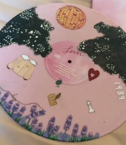 Vinyle Taylor Swift Swifties custom painted ciel rose romantique nuages étoiles lunes paillettes glitter clouds sky view pink neon Vinyle peint à la main Acrylic Acrylique painting Vynil Hello mon Amour hellomonamour gift