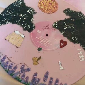 Vinyle Taylor Swift Swifties custom painted ciel rose romantique nuages étoiles lunes paillettes glitter clouds sky view pink neon Vinyle peint à la main Acrylic Acrylique painting Vynil Hello mon Amour hellomonamour gift