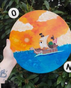 Vinyle One Piece bateau manga anime merry luffy pirates custom painted ciel rose romantique nuages étoiles lunes paillettes glitter clouds sky view pink neon Vinyle peint à la main Acrylic Acrylique painting Vynil Hello mon Amour hellomonamour gift